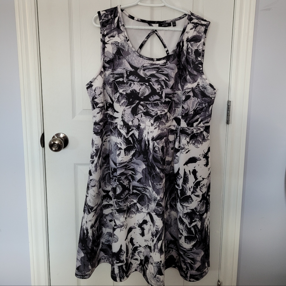 2x Black and White Floral Sleeveless dress